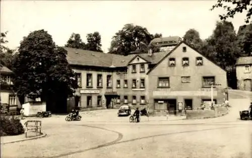 Ak Seiffen im Erzgebirge, HO Hotel Buntes Haus, Straßenpartie