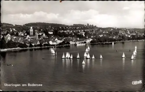 Ak Überlingen am Bodensee, Bodenseepanorama, Segelboote, historische Gebäude, hügelige Landschaft