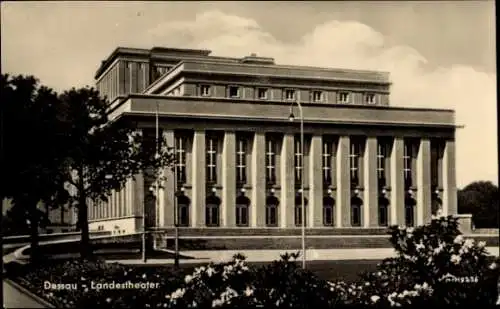 Ak Dessau in Sachsen Anhalt, Landestheater, Platz, Laterne, Beete