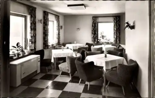 Ak Neukirchen an der Pleiße, Gemütlicher Gastraum, Tische mit weißen Tischdecken, Stühle mit W...