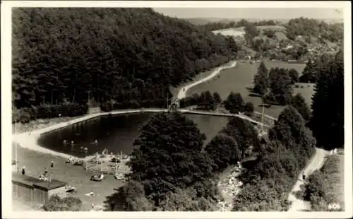 Ak Bad Lobenstein in Thüringen, Freibad im Koselgrund, Schwimmer im Wasser, Waldlandschaft, Um...