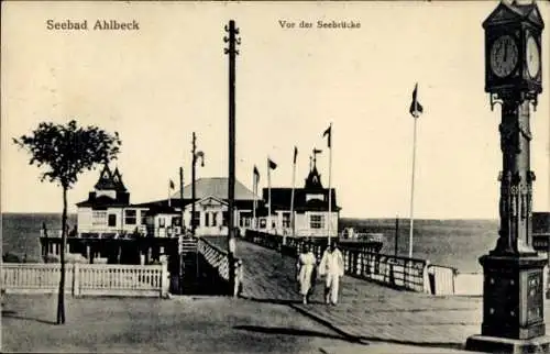 Ak Ostseebad Ahlbeck auf Usedom, Seebad  Seebrücke, Blick auf die Promenade, Herrschaften