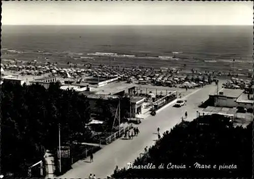 Ak Pinarella Cervia Emilia Romagna, Strandansicht, Meer, Sonnenschirme, pineta, Fahrzeuge, Pos...