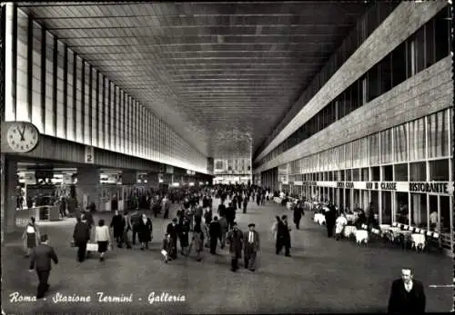 Ak Roma Rom Lazio, Bahnhofstunnel, schöner großer Raum, viele Menschen, Uhren, Restaurant.