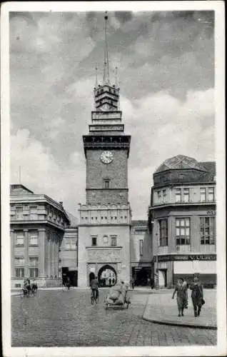 Ak Pardubice Pardubitz Stadt, Stadtansicht, historischer Uhrturm, Gebäude im Hintergrund, Fahr...