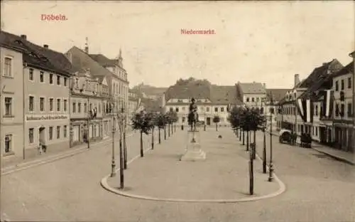 Ak Döbeln in Sachsen, Niedermarkt, Statue, Bäume, historische Gebäude