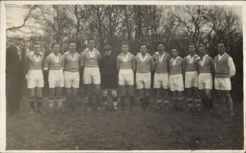 Foto Ak Deutscheinsiedel im Erzgebirge, Gruppenportrait der Fußballmannschaft