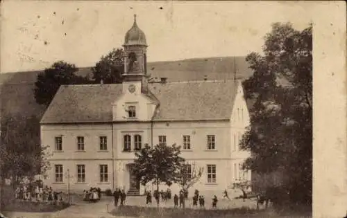 Ak Friedebach Sayda im Erzgebirge, Blick auf das Schulgebäude, Schulhof