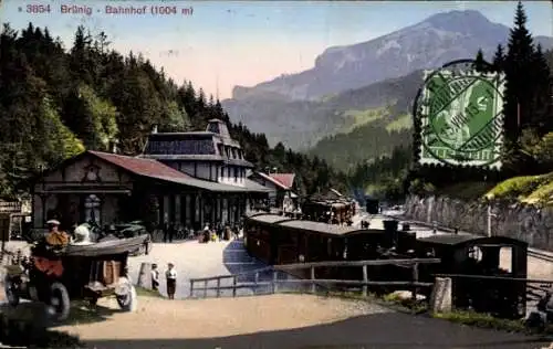 Ak Brünig Meiringen Kt. Bern Schweiz, Bahnhof, Berglandschaft, historische Fahrzeuge, Menschen