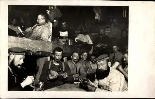 Foto Ak Inneres der Kaserne, deutsche Soldaten beim Kartenspiel