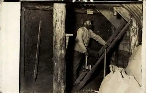 Foto Ak Schützengraben, Unterstand, deutscher Soldat mit Axt
