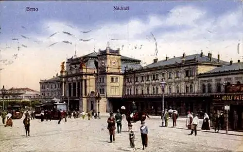 Ak Brno Brünn Südmähren, Bahnhof, Uhrturm, historische Architektur, Fußgänger, Straßenbahn