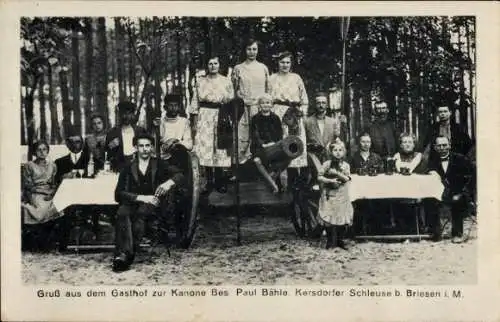 Ak Kersdorfer Schleuse Briesen in der Mark, Gasthof zur Kanone, Gäste, Gruppenbild