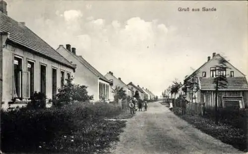 Ak Sande in Friesland, Darstellung einer Straße, Häuser, Wolken, Personen auf dem Weg