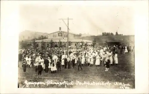 Foto Ak Oberfriedersdorf Neusalza Spremberg in Sachsen, Sängerfest, Gruppen auf dem Festplatz