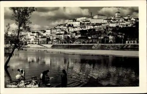 Ak Coimbra Portugal, Schöne Stadtansicht, Fluss, historische Gebäude, kreative Wolkenformationen