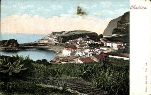 Ak Insel Madeira Portugal, Landschaft mit Küste, Häusern, Bergen, blauer Himmel