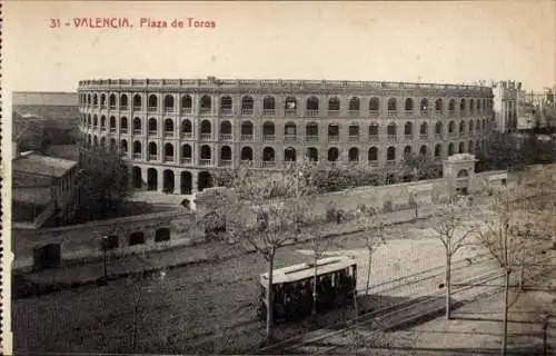 Ak Valencia Stadt Spanien, Plaza de Toros, historische Arena, Tram auf Straße, Bäume