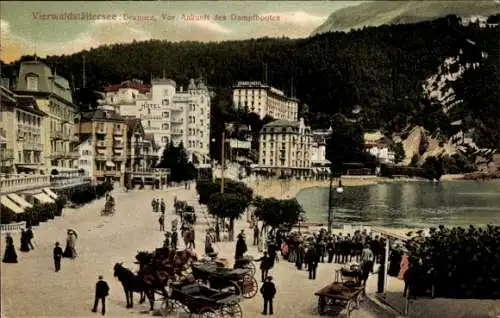 Ak Brunnen Kt. Schwyz Schweiz, Vierwaldstättersee, vor der Ankunft des Dampfbootes, Kutschen