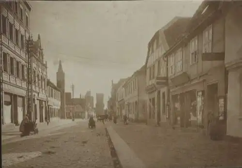 Original Foto Tangermünde in Sachsen-Anhalt, Straßenpartie mit Ladengeschäften, um 1900