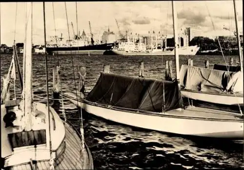 Ak Rostock in Mecklenburg Vorpommern, Blick zum alten Hafen, Segelboote