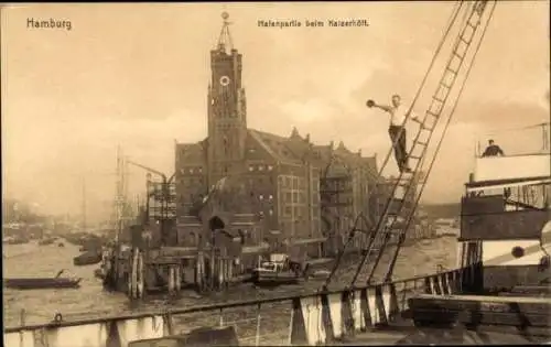 Ak Hamburg, Partie aus dem Hafen, Blick von Schiff aus, Matrose auf Takelage schwenkt Mütze