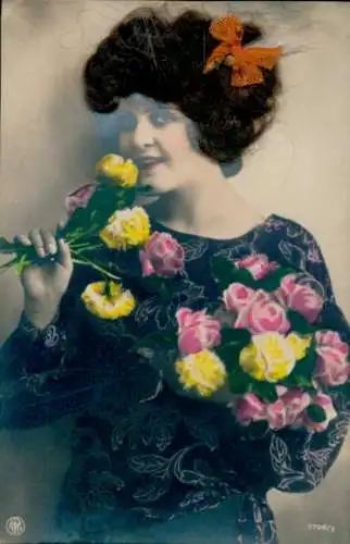 Echthaar Ak Frau mit Blumenstrauß, Porträt, Stoffschleife