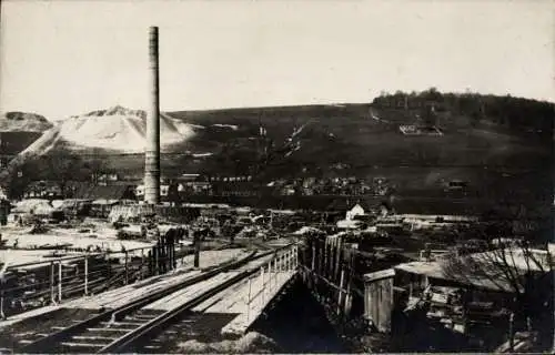 Foto Ak Podwysokie Polen, Gesamtansicht, Schornstein, Bahnschienen