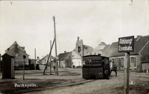 Foto Ak Poelkapelle Westflandern, Ortspartie mit Eisenbahn, Kriegszerstörungen, I WK