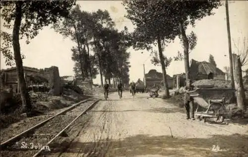 Foto Ak Saint Julien Langemarck Langemark Poelkapelle Westflandern, Straße, Radfahrer