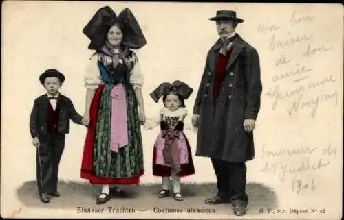 Ak Ensisheim Elsass Haut Rhin, Elsässer Trachten, eine Frau, ein Mann und zwei Kinder in elsäs...