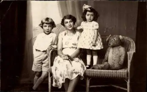 Foto Ak Familienbild, Frau mit Kindern, Teddy