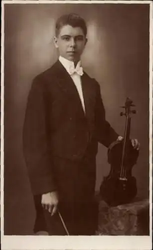 Foto Ak Junger Mann mit Geige, Geigenspieler, Porträt