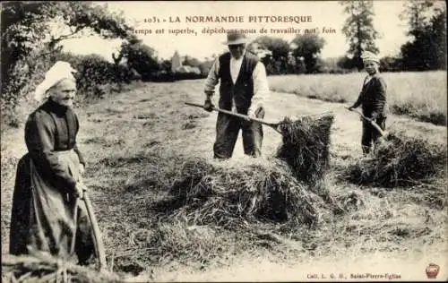 CPA La Normandie, Temps est superbe, dépêchons-nous de travailler not foin