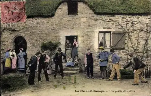 CPA La vie aux champs, Une partie de quilles