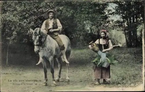 Ak Ort Kochel am See Oberbayern, Rückkehr zum Bauernhof, ein Mann auf einem Pferd und eine Fra...