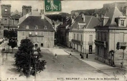 Ak Belfort Beffert Beffort Territoire de Belfort, Place de la République in Belfort mit Bäumen...