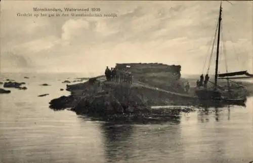 Ak Monnikendam Waterland Nordholland Niederlande,  Watersnood 1916. Gezicht op het gat in den ...