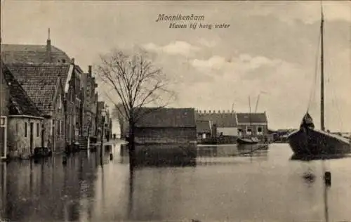 Ak Monnikendam Waterland Nordholland Niederlande,  Hafen bei Flut.