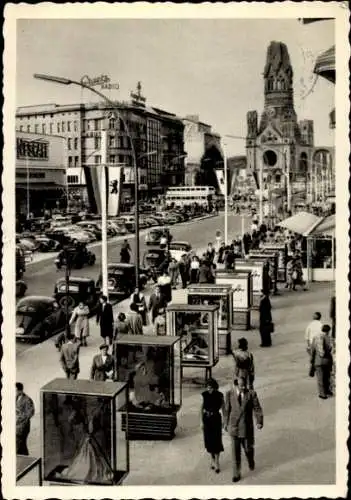 Ak Berlin Charlottenburg, Kurfürstendamm, Kaiser Wilhelm Gedächtniskirche, Schaukästen