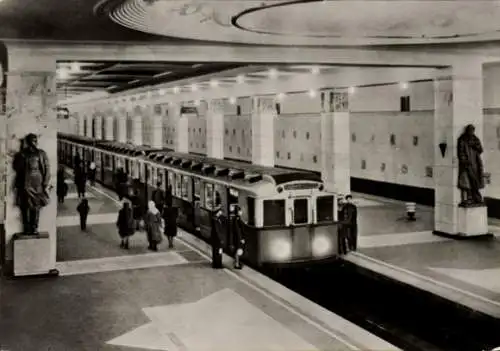 Ak Moskau Russland, Moskauer Metro, U-Bahn, Passagiere