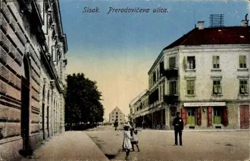 Ak Sisak Kroatien, Stadtansicht mit Häusern, Straße, Kinder, Erwachsene