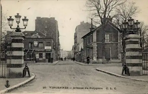 Ak Vincennes Val de Marne,  Avenue du Polygone, Straßenansicht, alte Architektur, Laternen