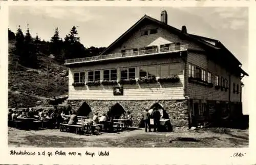 Ak Lindberg Bayerischer Wald Niederbayern, Schutzhaus am Arber, 1457 m, Holzbau, Außensitzplät...