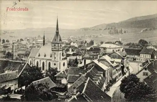 Ak Friedrichroda im Thüringer Wald, Landschaftsansicht, Kirche am Marktplatz, Häuser, Berge im...