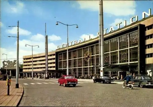 Ak Rotterdam Südholland Niederlande, CENTRAAL STATION, moderne Architektur, blauer Himmel, Aut...