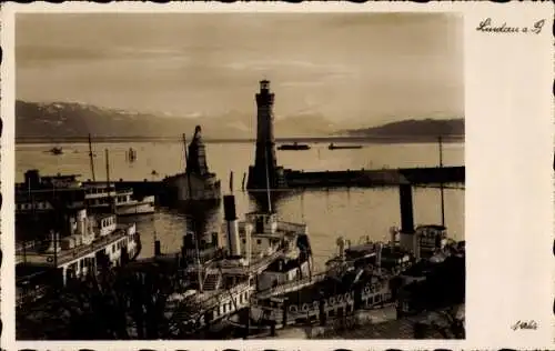 Ak Lindau am Bodensee Schwaben, Hafenansicht mit Leuchtturm, Boote im Wasser, Alpen im Hinterg...