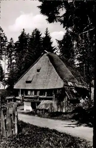 Ak Thurner St. Märgen im Schwarzwald, Traditionelles Schwarzwaldhaus, ländliche Umgebung, Kief...