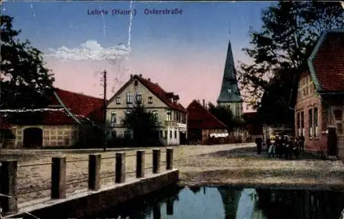 Ak Lehrte in Niedersachsen, Stadtansicht mit Häusern, Kirche im Hintergrund, Wasserfront
