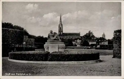 Ak Frankfurt an der Oder, Skulptur in Park, Kirche im Hintergrund, Wolken, Bäume